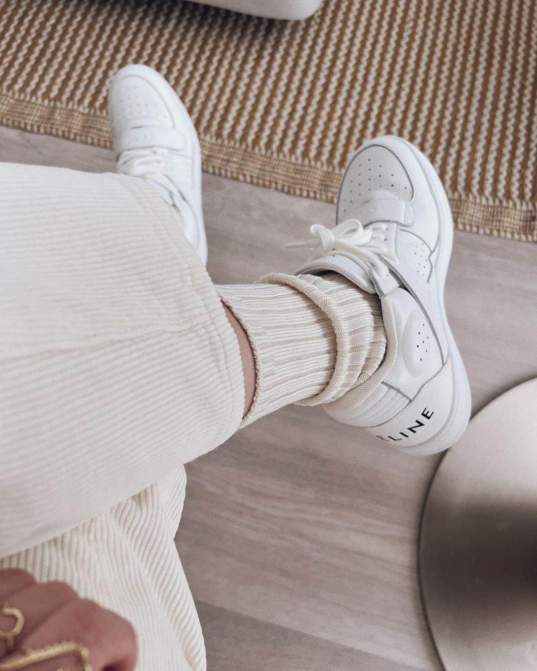 翁安芸さんのインスタグラム写真 - (翁安芸Instagram)「All white🤍🥚🥥🍚🫖🐻‍❄️  シルクソックス気持ちいい。 5本指っていうのがたまらなく嬉しい。 しかも脱いだら一見普通の靴下。 このエクリュ色も大好き。  #冬の白　#ホワイト #allwhite #wray #socks #celine #sneakers」11月14日 13時59分 - akinyc