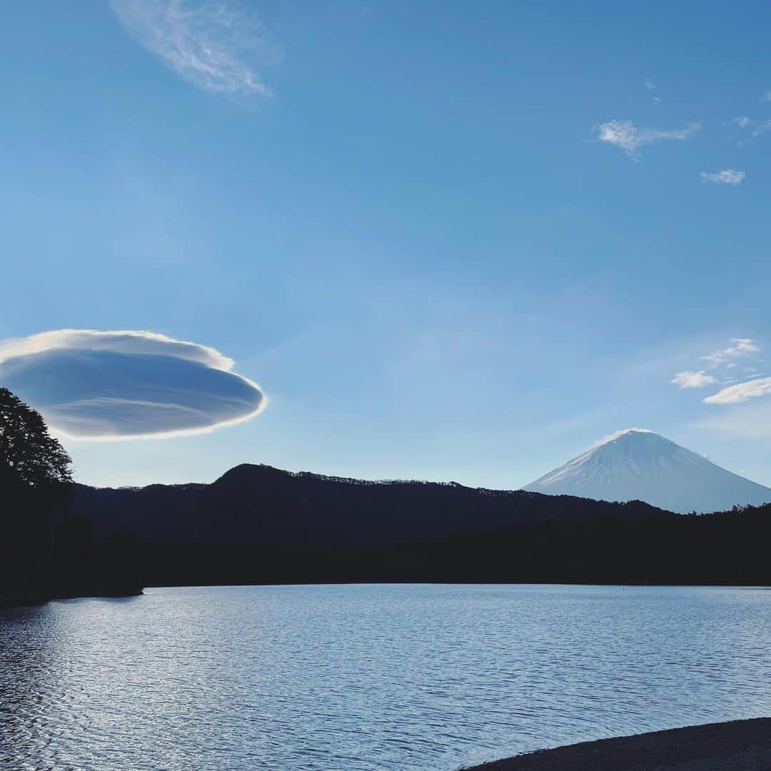 辺見えみりさんのインスタグラム写真 - (辺見えみりInstagram)「朝起きて飲むコーヒーの美味しさ😭☕︎ 富士山と一緒に見えた🛸みたいな雲…すごく神秘的でした」11月14日 14時01分 - emiri_hemmi