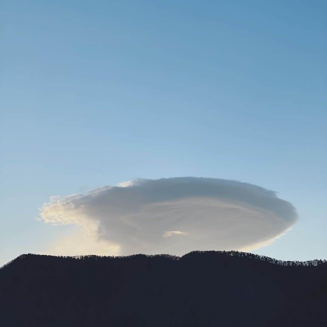 辺見えみりさんのインスタグラム写真 - (辺見えみりInstagram)「朝起きて飲むコーヒーの美味しさ😭☕︎ 富士山と一緒に見えた🛸みたいな雲…すごく神秘的でした」11月14日 14時01分 - emiri_hemmi
