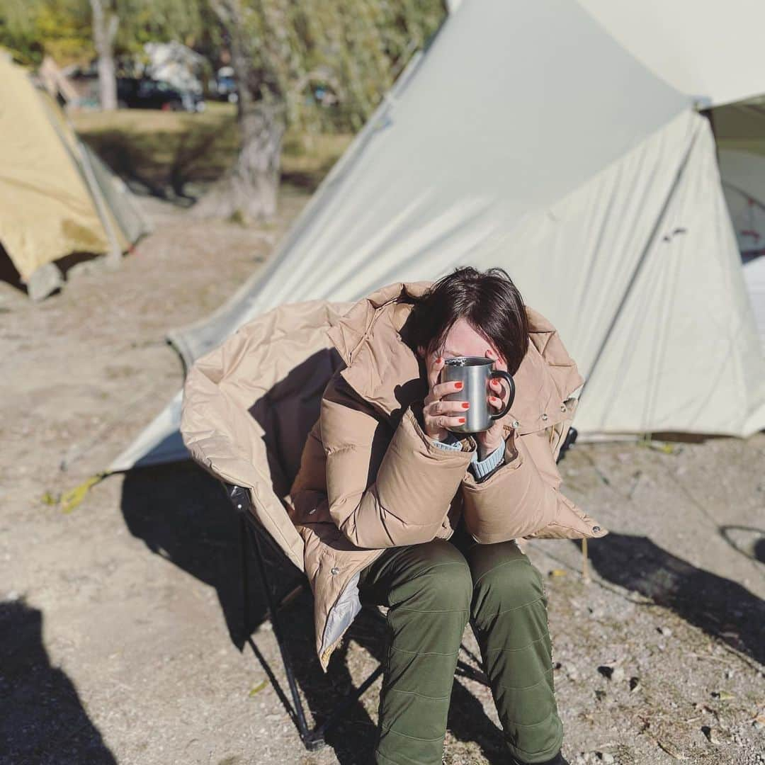 辺見えみりさんのインスタグラム写真 - (辺見えみりInstagram)「朝起きて飲むコーヒーの美味しさ😭☕︎ 富士山と一緒に見えた🛸みたいな雲…すごく神秘的でした」11月14日 14時01分 - emiri_hemmi