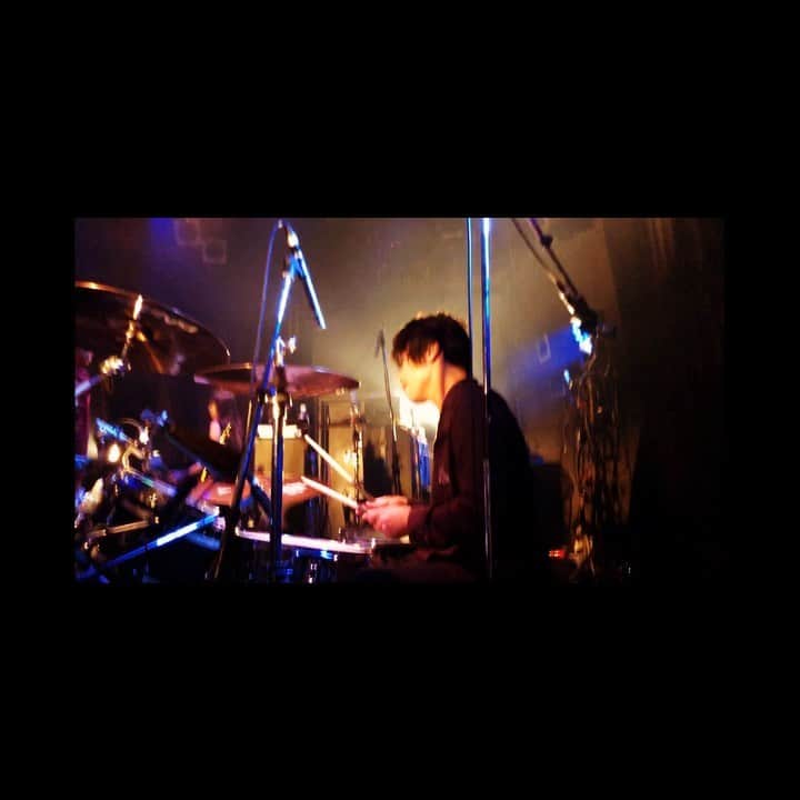 のインスタグラム：「札幌ありがとう！ペニーレーンは素敵なライブハウスですね。元店長さんと話してて気づいたけど、15年前と比べて体重がおそらく10kgくらい増えてる。おおよそが筋肉であると信じたい。」