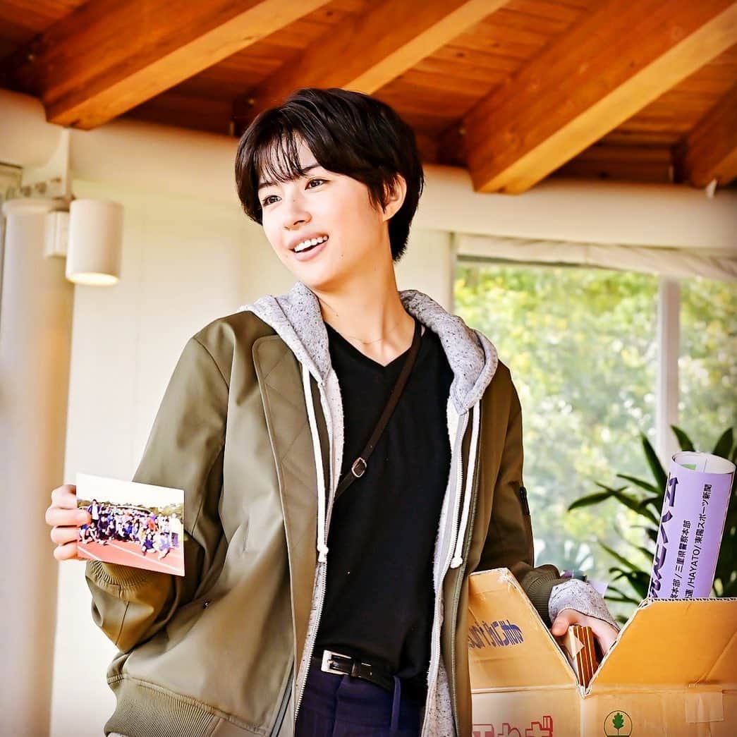 最愛のインスタグラム：「爽やか笑顔を見せてくれる桑子さん！  上司にこっそり何か報告しようとしていましたが、、、 どんな展開になってしまうのでしょうかっ😭⁉︎  #最愛ドラマ #tbs #佐久間由衣 #桑子 #第6話11月19日夜10時」