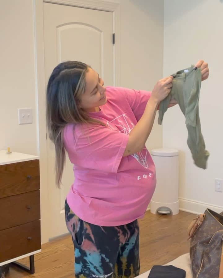 Tianna Gregoryのインスタグラム：「Hospital bag is all ready to go and you know I brought a @BangEnergy to drink 😋 ✨ Follow the inventor @BangEnergy.CEO #BangEnergy #CaffeineFree」