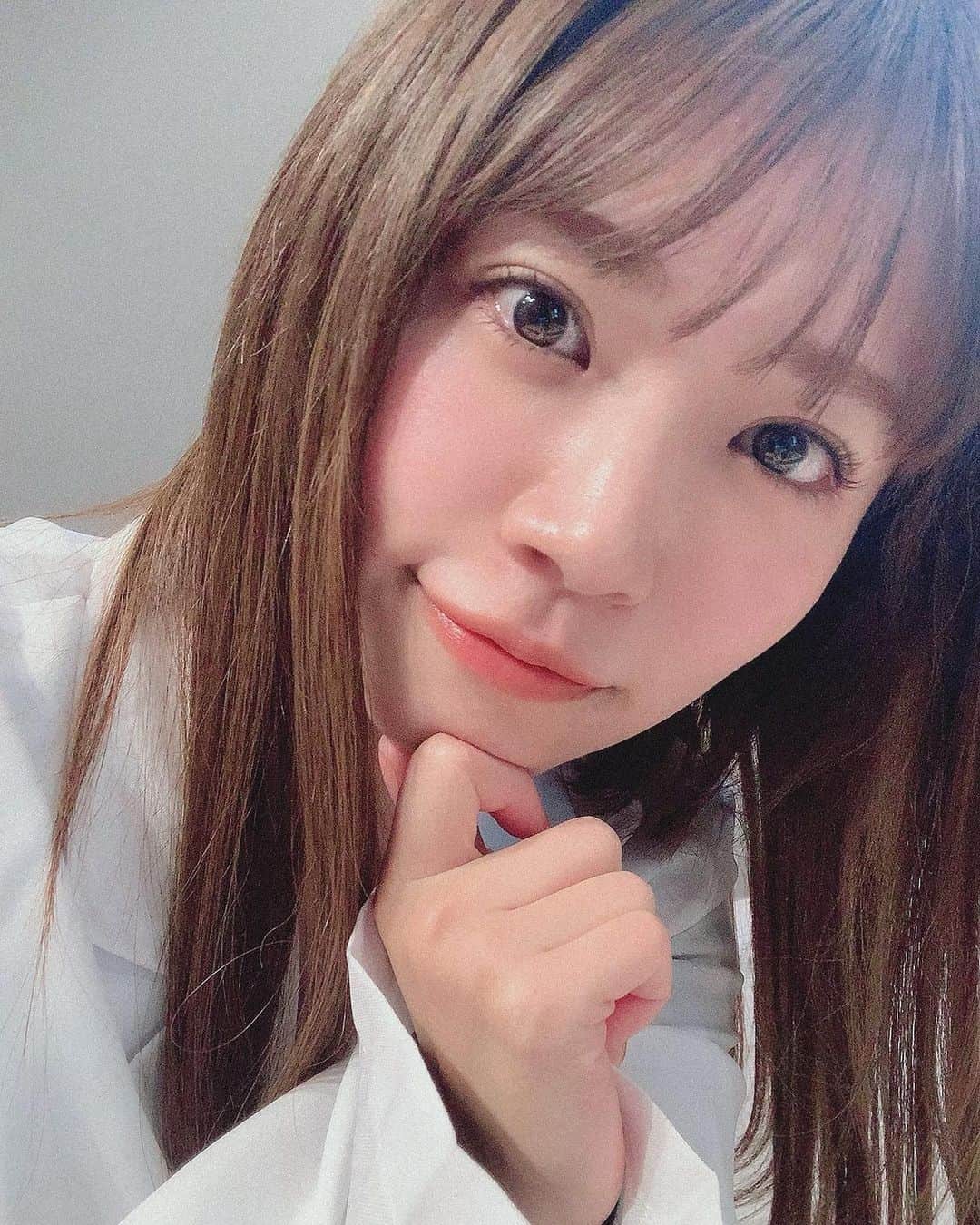 菜乃花のインスタグラム：「🥼  ラジオ「なのか先生の保健室」。 公開収録イベントでした。  一部はストレートのロングヘアに安定のナチュラルメイク。笑 テーマが保健室なので白衣を恒例にしております。  ロングヘアは保健室のマドンナ感がありますね！！ とファンの方に褒めてもらいました😌  コスプレ的にロングヘアを楽しむ日々です。」