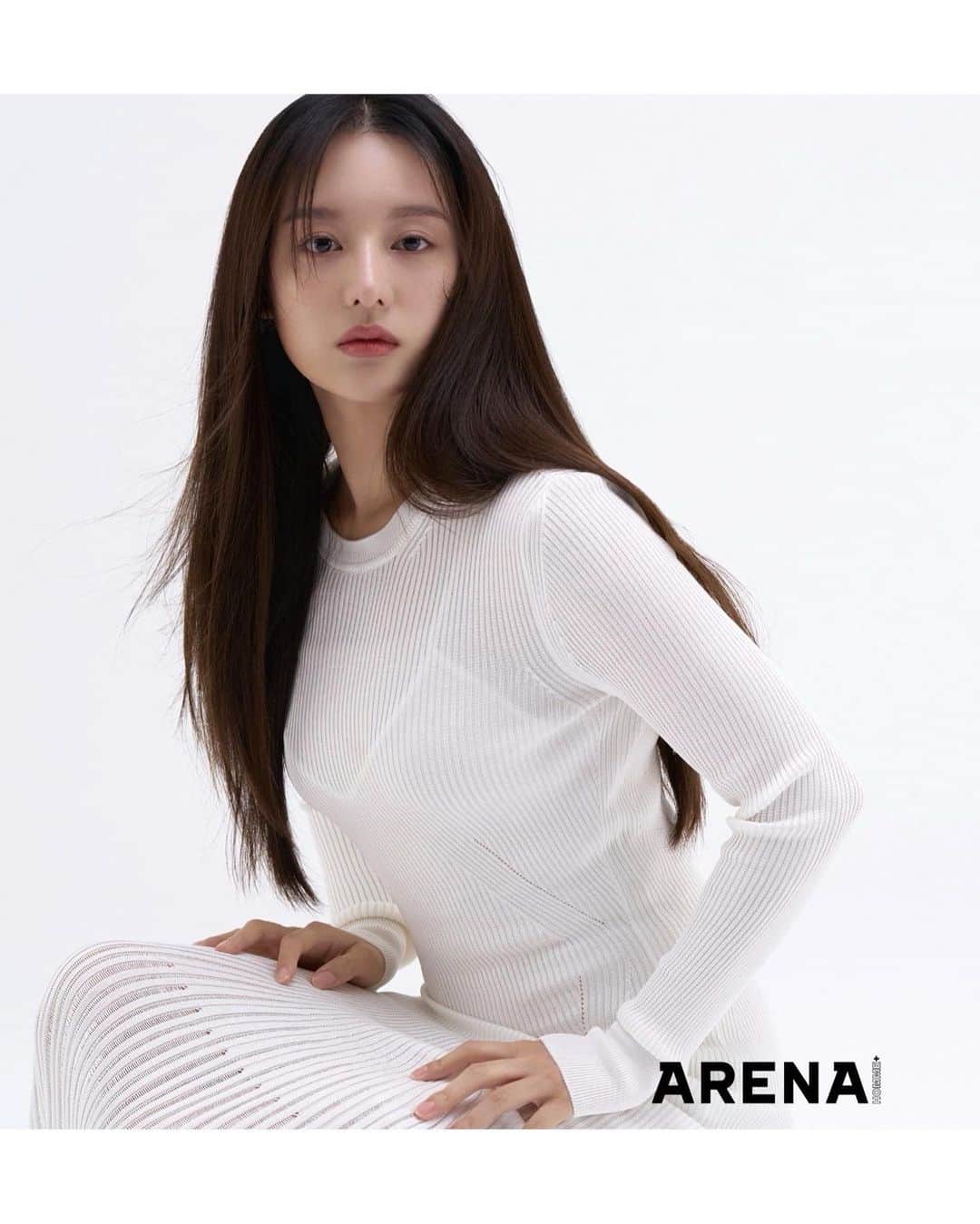 キム・ジウォンのインスタグラム：「@arenakorea 🤍🖤」