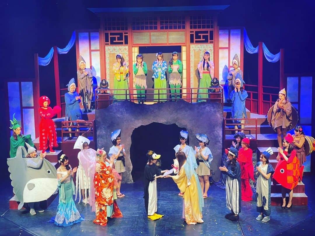 清水佐紀のインスタグラム：「.  『Casket〜深海から見える星〜』 無事に千秋楽を迎えることができました。  最後だからといってしんみりするのも嫌だったし "最後だから頑張る" ではなくいつも通り、今まで通り 毎日を、毎公演を楽しみました。  千秋楽の今日 カーテンコールでみんなからサプライズで 花束と色紙を頂きました!!!   嬉しかったなぁ...。  またひとつ素敵な思い出ができました。  公演は幕を下ろしましたが、配信のアーカイブは 明日、11/15(月)10:00から11/21(日)23:59までです。  ありがとうございました!!!  #舞台 #千秋楽 #草月ホール」