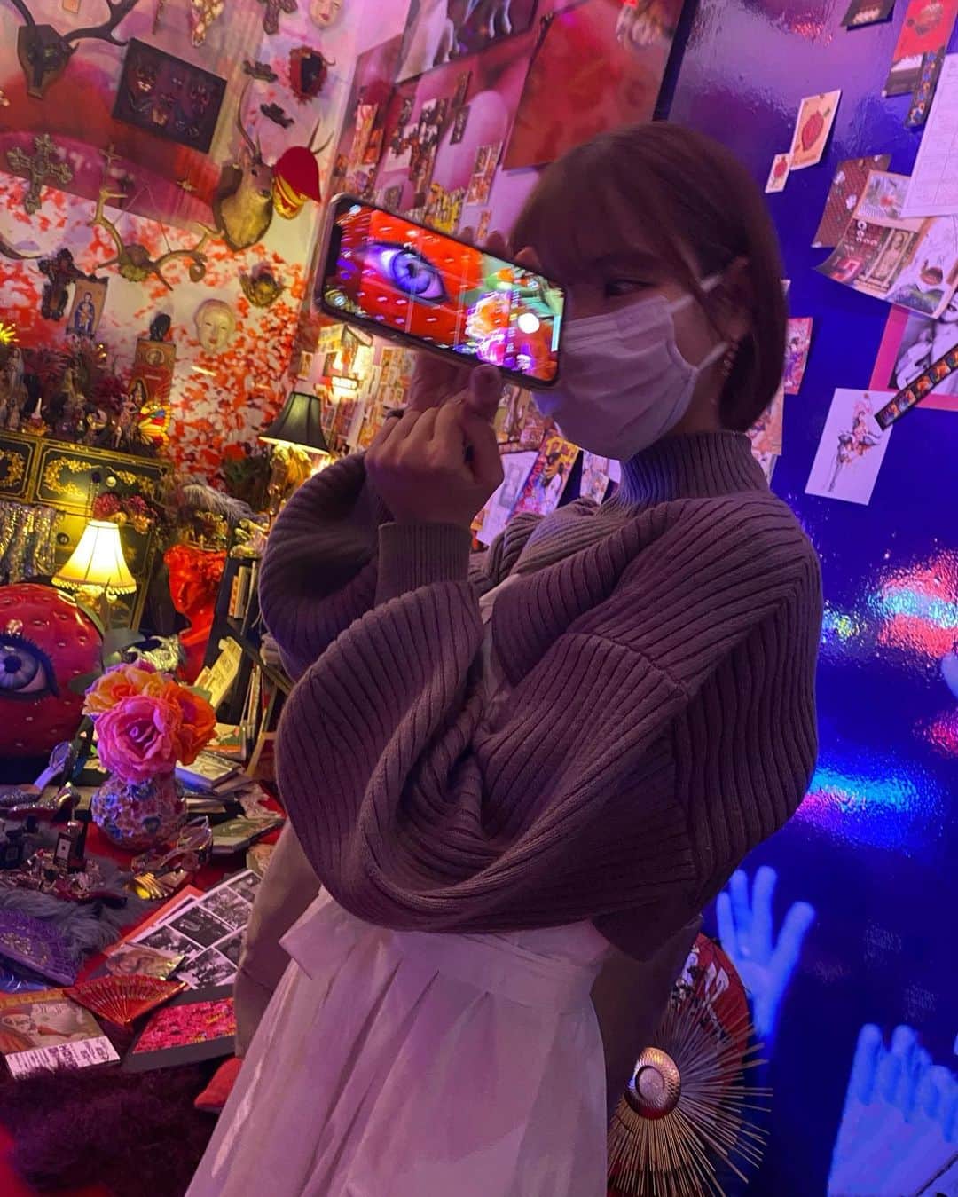 のインスタグラム：「この間友達と行ってきたよ👁🍓 どこもかしこも目が離せない空間だったけど写真禁止スポットの人物写真に目が釘付けでした。  #蜷川実花展」