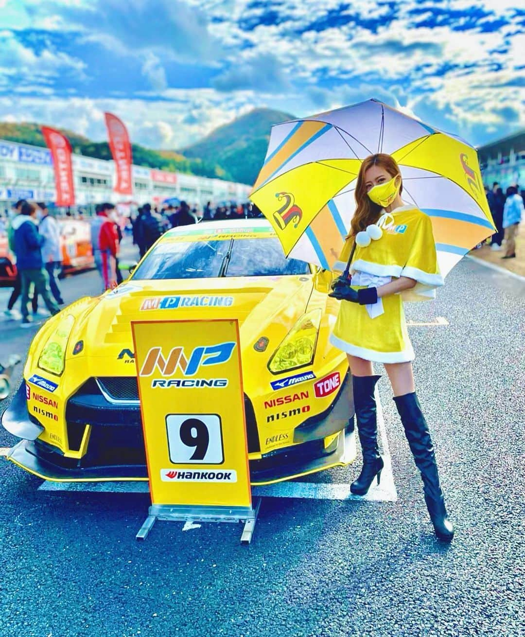 央川かこさんのインスタグラム写真 - (央川かこInstagram)「スーパー耐久 最終戦🏁 MPレーシング無事完走しました😍👏 ・ いつも家族みたいに温かくて レースクイーンにも気さくに接してくださる MPレーシングの皆さんと1年間 9号車を応援できて本当に楽しかった🥰✨ ・ そして応援してくださった皆さん ありがとうございました🙇‍♀️💛 ・ #スーパー耐久 #S耐 #岡山国際サーキット #MPRacing #MPエンジェル #レースクイーン #コスチューム #サンタコス #コスプレ #ダイエット #トレーニング #筋トレ #ファスティング #ゆる巻き #ヘアスタイル」11月14日 18時00分 - kako.717