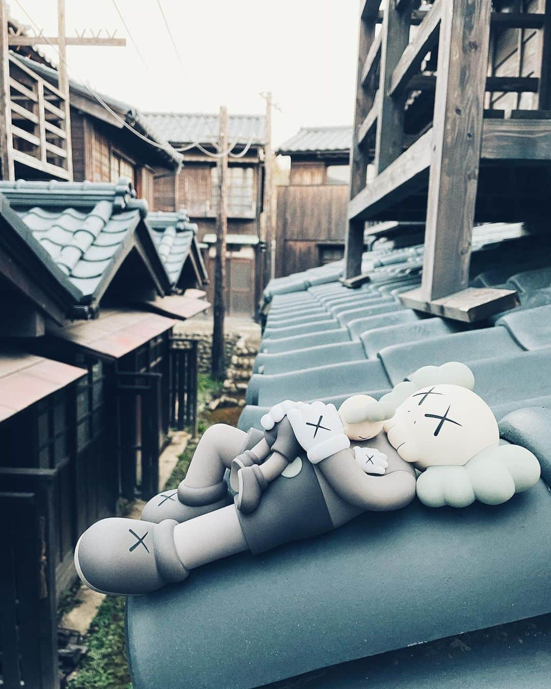 香取慎吾さんのインスタグラム写真 - (香取慎吾Instagram)「#KAWS と日本風景  @kaws @katorishingo_official  #KAWSHOLIDAY #allrightsreserved @arr.allrightsreserved  @sklamallrightsreserved」11月14日 18時06分 - katorishingo_official