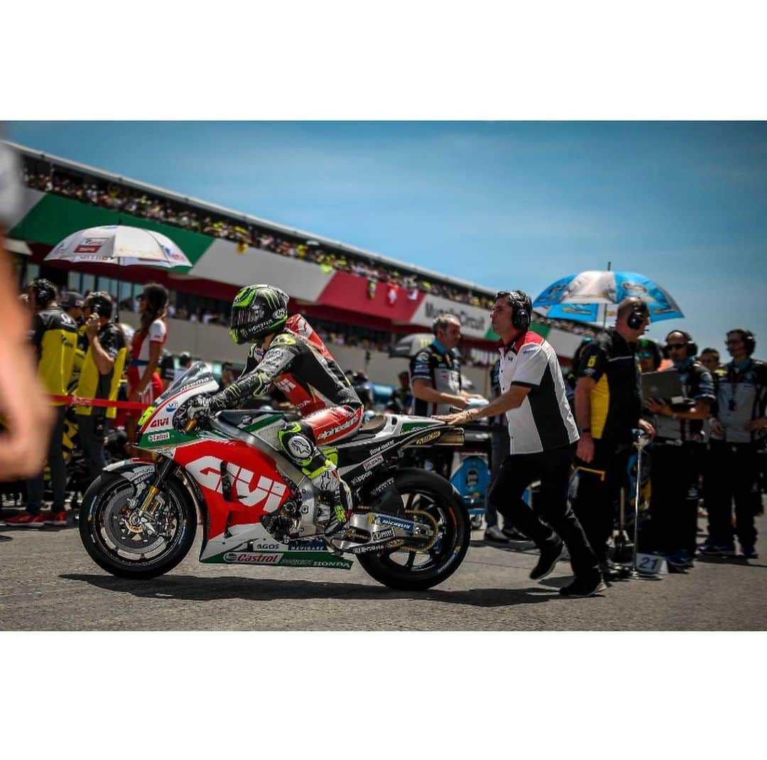 カル・クラッチローさんのインスタグラム写真 - (カル・クラッチローInstagram)「This weekend will be @oscarharotasende last weekend working in @motogp !  These pictures cannot show even a fraction of what he did for me and the whole @lcr.team . Working tirelessly for 30 plus years in the paddock and 6 with me in the team. Picking up our podium trophy’s to picking me up from hospital beds while covered in my piss. The tales would be endless but I am sure he would not have changed a thing. Your a great man Oscar. Now to spend time with his great family ❤️」11月14日 18時28分 - calcrutchlow