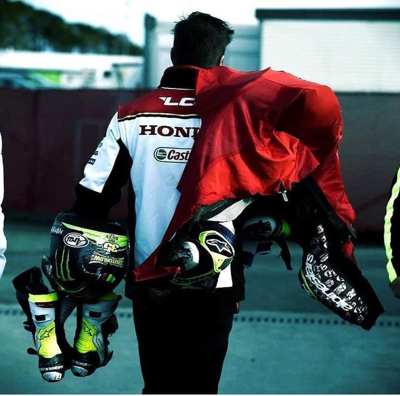 カル・クラッチローのインスタグラム：「This weekend will be @oscarharotasende last weekend working in @motogp !  These pictures cannot show even a fraction of what he did for me and the whole @lcr.team . Working tirelessly for 30 plus years in the paddock and 6 with me in the team. Picking up our podium trophy’s to picking me up from hospital beds while covered in my piss. The tales would be endless but I am sure he would not have changed a thing. Your a great man Oscar. Now to spend time with his great family ❤️」