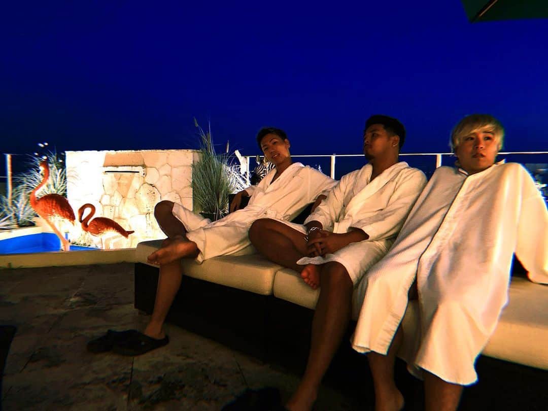 ガチヤマのインスタグラム：「平成フラミンゴとバスローブ男達。  #オーシャンビュー  #海風  #エスポ  #ESPOIRTRIBE  #平成フラミンゴ」