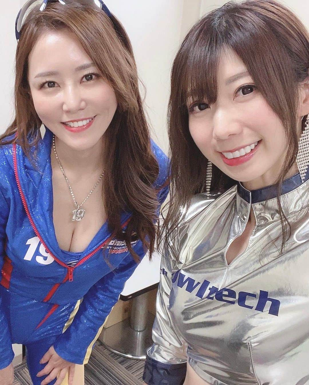 佐野真彩さんのインスタグラム写真 - (佐野真彩Instagram)「Wedssport BANDOのトークショーイベントに出演させていただきました。 コロナ禍で2年ぶりの開催となったそうで、そんな大切なイベントに出られてとても光栄でした。 ジェームス安城店さんは現役RQの頃からイベントで伺っていたので、久しぶりにお会い出来た店舗の方々もいらっしゃって嬉しかったです☺️前回は3年前だったとか！？　  会場に足を運んでくださり、声をかけてくださったり手を振ってくださった皆様、ありがとうございました❣️ とてもとても優しい気持ちになりました☺️ またお会い出来るのを楽しみにしています。  私もまたサーキットに観戦に行きます🏁  マサ監督、脇阪さん、生田ちむちゃん、wedsの方々も大変お世話になりました。ありがとうございました☺️  コスチュームは今回で着納めにしようと思います。このコスチュームは当時2013年にレースクイーン大賞をとり、その後レースクイーンオブザイヤーに繋げた思い入れのあるコスチュームです。卒業後も現役時代のコスチュームをこんなに着たのは私だけじゃないでしょうか？笑　 本日撮り納めしてくださった皆様ありがとうございます🥰📷  @jms_anjo810  @wedssport  @bandoh_19   #superGT #racequeen #元レースクイーン　#ジェームス安城　#wedssport #wedssportbandoh #wedssportracinggals #モータースポーツ　#ラストコスチューム　#レースクイーン大賞 #レースクイーンオブザイヤー  #青春の思い出」11月14日 18時39分 - sano.maya