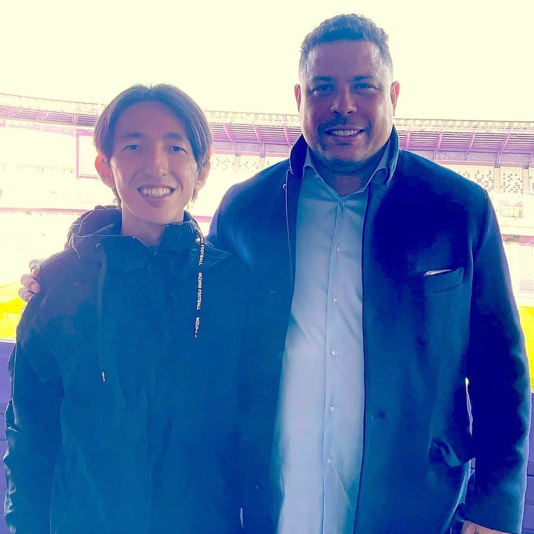 のインスタグラム：「こんにちは岡部です。やっと発表できます。話が大きすぎて僕だけの判断で話せませんでした。  今、僕はヨーロッパでバロンドールを獲得する選手 のサポートをする夢に挑戦しています。  その中で、多くのサッカー界の偉大な方が 僕のビジョンに賛同し協力してくれていて、 今夢の扉が開かれてきていると実感しています。  僕が夢に挑戦をしていく中で、 日本サッカー界にもお役に立てることが増えてきていて、 今後日本の子供達が、ヨーロッパのビッククラブの目に触れる環境をつくっていきます！  その先駆けとして、ロナウドさんが会長を務めるレアルバジャドリードとのプロジェクトを実施していきます。  夢を叶えるチャンスは僕がつくるので どうか岡部を使いたおして夢を掴みとってください！ （他のプロジェクトに関しては オンラインアカデミー内で随時発表していきます。）」