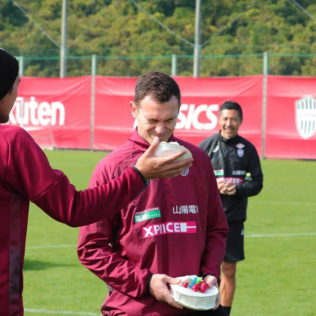 トーマス・フェルメーレンさんのインスタグラム写真 - (トーマス・フェルメーレンInstagram)「Birthday tradition @visselkobe 🎂. Great to have the fans there today. Thank you for my birthday banner! 🙏」11月14日 18時53分 - thomasvermaelen