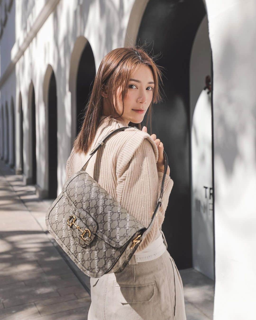 Elva Niのインスタグラム：「Gucci 與 Balenciaga 的 The Hacker Project  打破了行業固有的禁忌與框架 喜歡兩個品牌之間的黑色幽默 今天已經迫不及待的拿著包包出去用 明天[駭客實驗室]系列正式開賣 聽說已經很難買到啦 喜歡的就趕快衝去店裡吧🤫  #TheHackerProject #GucciHongKong   @gucci  @balenciaga」