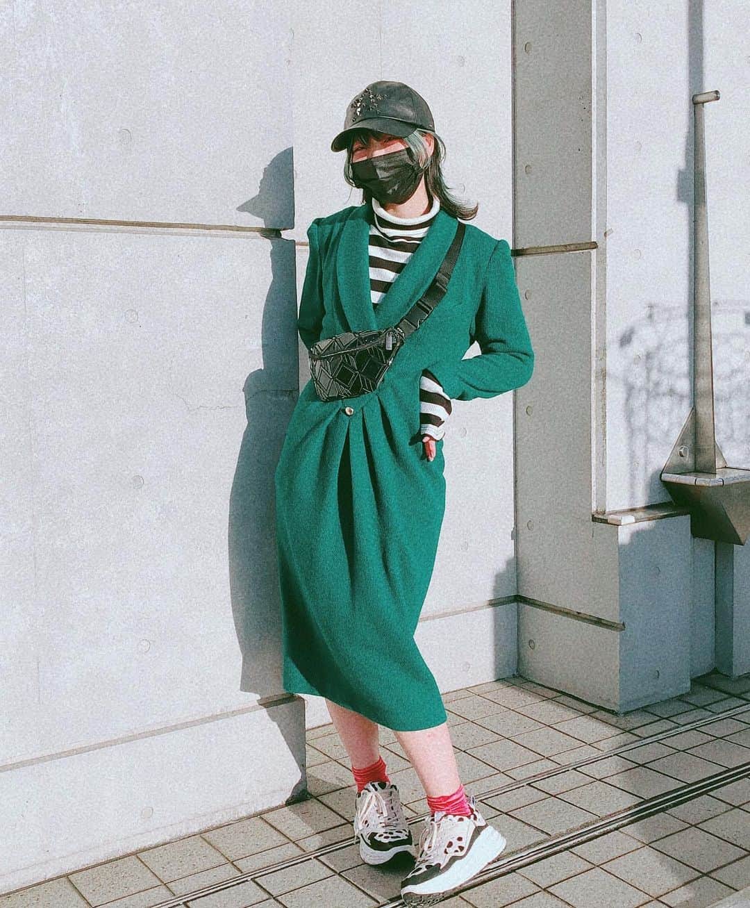 朝日奈丸佳さんのインスタグラム写真 - (朝日奈丸佳Instagram)「古着屋さんで見つけた、80sニットワンピース。この年代のお洋服は本当に可愛い。 グリーンも鮮やかで、形も素敵。最高だ〜〜！  お気に入りの１着です❤️‍🔥  onepiece  #kinji  bag  #adidas  shoes  #ugg  #atmospink    #fashion  #80s  #used #80sfashion   #古着  #古着mix  #ワンピース   #スニーカーコーデ  #usedfashion」11月14日 18時49分 - madoka_maru_hina