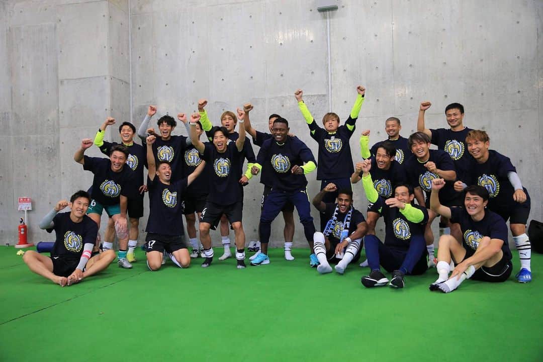 山田大記さんのインスタグラム写真 - (山田大記Instagram)「苦しい時期を共にしてきた選手・スタッフ・サポーターのみんなとこの昇格を喜べることが嬉しい。  これからも色んな感情を共にしながら、良い時も悪い時も一緒に戦ってください！！  #J1昇格 #みんなの力 #山本組 #明治組 #88組」11月14日 18時55分 - hiroki_yamada_official