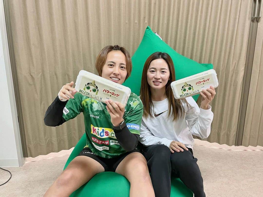 清水梨紗のインスタグラム：「. BELEZA COLLABORATION PROJECT💚  株式会社丸金さまとのコラボレーションで卵の開発、販売を行うそうです👏👏 パッケージにリヴェルンが入っているのが可愛いですね❤️  私がもってるのはパワーエッグという商品で、他にもうずらの卵や味付け卵、燻製卵もあるみたいです🥚  みなさんもチェックしてみてください🙆‍♀️ https://bit.ly/3BpZsJz  #日テレ東京ヴェルディベレーザ  #丸金」