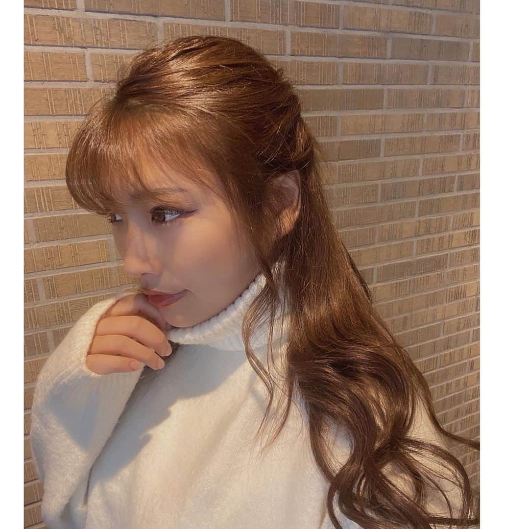  りさぶーのインスタグラム：「欲しいピアスの為に 耳たぶをあけたという今日のハイライト (２５歳でやることちゃうw)遅すぎ🤣 . 痛かった🤦🏽‍♀️ 友達の手を握りすぎて メスゴリの力で潰しそうだった🤦🏽‍♀️ｺﾞﾒﾝ . 今日はこういう気分でした🍒 . #恋すると右手痺れるって歌はよ誰か作って #誰からも共感されないっておはなし」