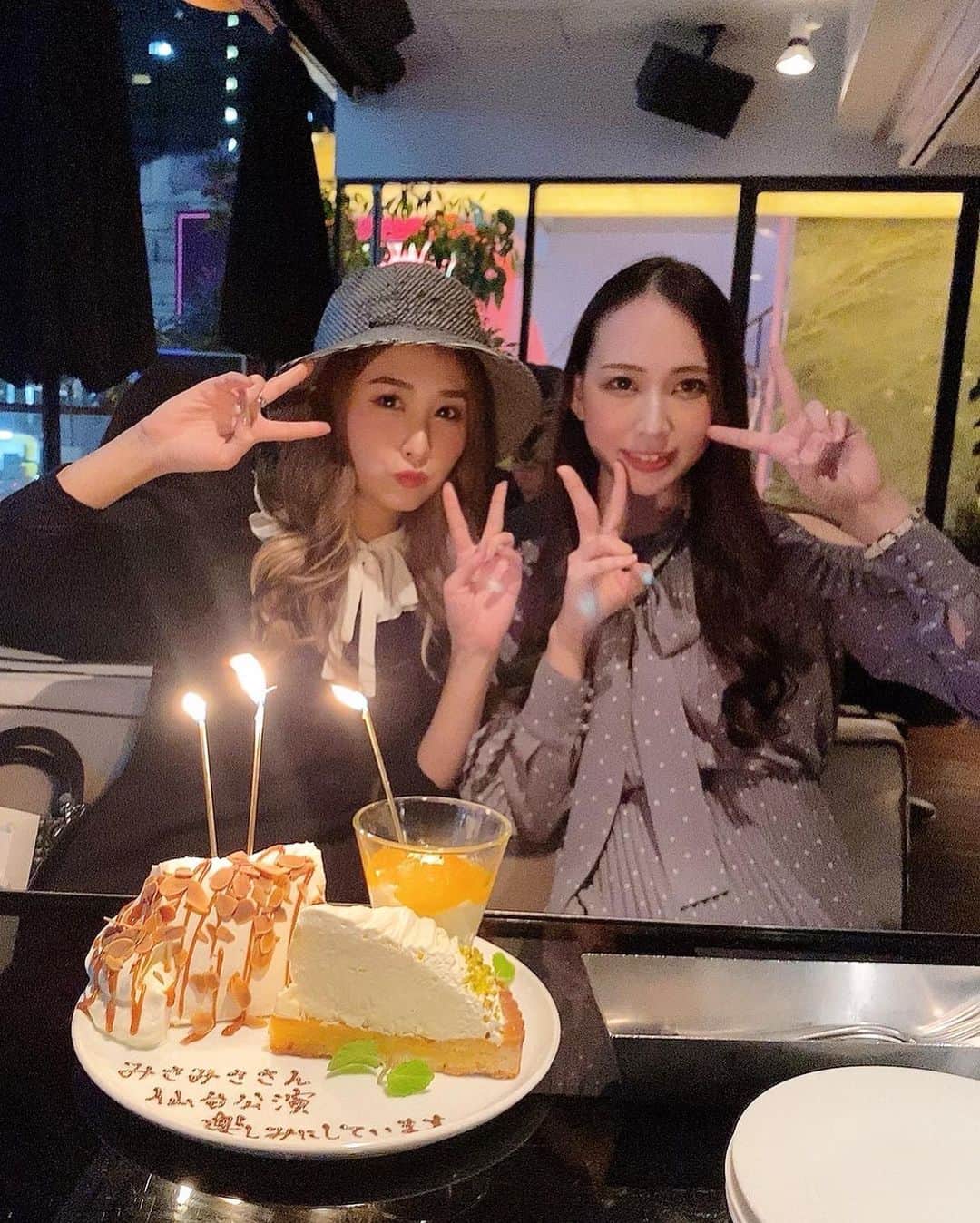 のインスタグラム：「可愛い後輩ちゃんというか 今は大切な友達のりりとりりの旦那さんと ご飯に行った日🌹🌹 ⁡ いつも仙台でライブするときに 応援に来てくれる２人💐 ⁡ この日は、まさかの応援プレートが 出てきたの〜🥺✨ ⁡ なんと優しい心遣い、、、 ⁡ いつもありがとうっ💞 ⁡ ほんとにお似合い夫婦で 見てるだけで幸せでした💋 ⁡ #恵比寿 #ebisu #恵比寿グルメ  #恵比寿ディナー #dinner #マーサーカフェダンロ  #mercercafedanro」