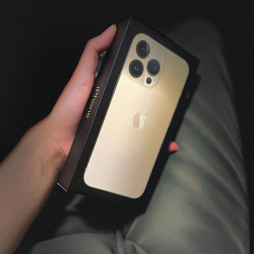 志摩マキのインスタグラム：「5年ぶりに携帯を変えてみたw シネマティックモードがすごい! #iphone13pro」