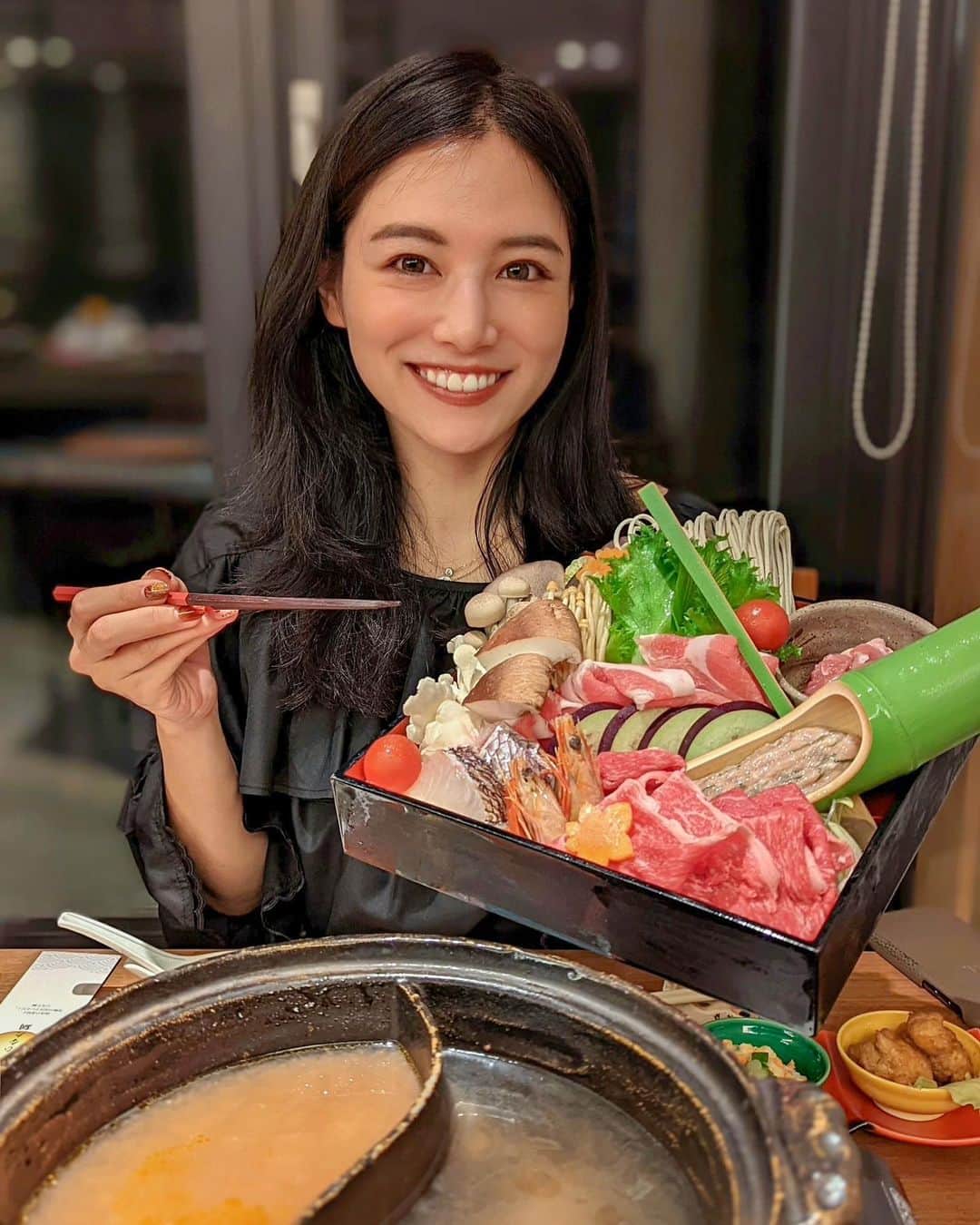 のインスタグラム：「こんばんは✨😘 今夜はりなログ＠宮崎編💗 . ゴルフの後は、宿泊先の宮崎のシェラトングランデオーシャンリゾート @seagaia_official へ💗 松泉宮の温泉に入って、そのあとホテル内のレストランの米九でひなた鍋を🥘❤️ . 宮崎にはあの和食で有名なくろぎの実家もあって、米九も黒木さんの監修✨宮崎の美味しさが集結されたひなた鍋❤️本当に最高でした✨ . ここでしか食べられないまさにご当地グルメ！ひなた鍋は2種類のスープでいただくんだけど、魚介出汁のスープとみやざき地頭鶏のガラをたっぷり使った鶏ガラスープ❤️ . 宮崎のブランドポーク観音池ポークやら宮崎地鳥やお野菜などたくさん食べて幸せいっぱい！！ . 料理長が作り上げたニラ醤油タレがまた最高で！それに約20種類からお好きな薬味を組み合わせて味変するのも楽しかったよ💗✨ . そして宮崎はお酒も美味しくて、宮崎の日本酒をたらふく飲んで楽しい夜になりました笑　お酒もご飯も美味しいって最高！💗 . 翌朝もまた温泉で朝風呂して（露天風呂もサウナもあって最高）、お肌ツルツルなって朝ごはんはバイキング💗 このシェラトンクロワッサンと九州パンケーキは絶対食べるべし！！笑 . まだ宮崎編続くのでお楽しみに❣️ . #宮崎旅行 #宮崎グルメ #ひなた鍋 #くろぎ #グルメ旅 #ご当地グルメ #日本酒 #温泉 #温泉旅行 #サウナ #サウナ女子 #sauna #ゴルフ女子 #ゴルフ #フェニックスカントリークラブ #シーガイア #鍋 #鍋パ #朝食 #ホテル朝食 #九州 #九州旅行 #りなまるグルメ #温泉女子 #温泉旅館 #女子旅 #地酒 #露天風呂 #シェラトン #sheraton」