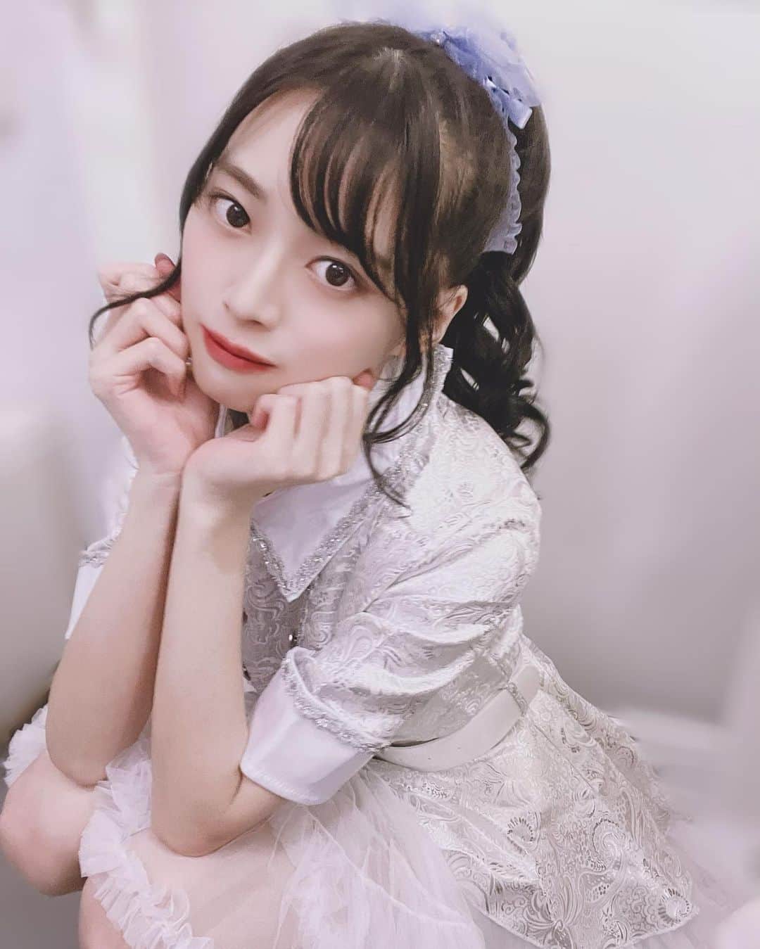 藤田いろはのインスタグラム：「昨日は生誕祭とチェキ会ありがとうございました🌟 2部ではアイドルのコスプレしてみました🐰 アイドルやりたいから出来ないならコスプレで実現してしまおう的な…笑 コスプレイヤー的発想だったんだけど、めちゃくちゃ好評で嬉しかったです☺️やはり私は天才だな ⁡ 昨日配信で色々話した通りですが、 久々に皆さんと会えてすごくすごく嬉しかったです😭😭😭 また来年もみんなと過ごせるように頑張るぞ🔥 ⁡ ⁡ ⁡ そしてポコチャも念願のB帯突入出来ました😭✨ 毎日いっぱい応援していただけてしあわせです。 これで大人はDVD案件決めてくるはずです✌️ 告知できるようになったら告知しますね✨ 2年ぶり楽しみだなあ🐰💕」