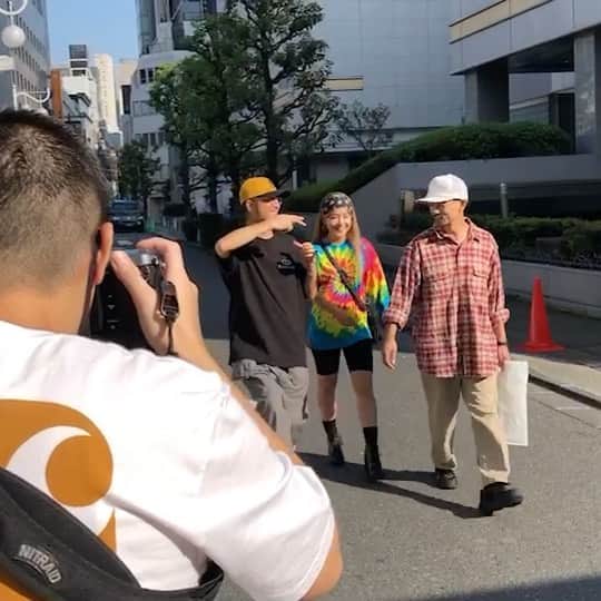 ZEN-LA-ROCKのインスタグラム：「例の撮影舞台裏っ📸 前回の7に続き安定の俺の中腰は安定です💁🏽 ってな具合でワンマンまであと5日‼️‼️‼️ チケットはプロフィールリンクからご購入宜しくDEF🎟 . . . #fncy #fncybyfncy #あなたになりたい #zenlarock #grina #鎮座dopeness」