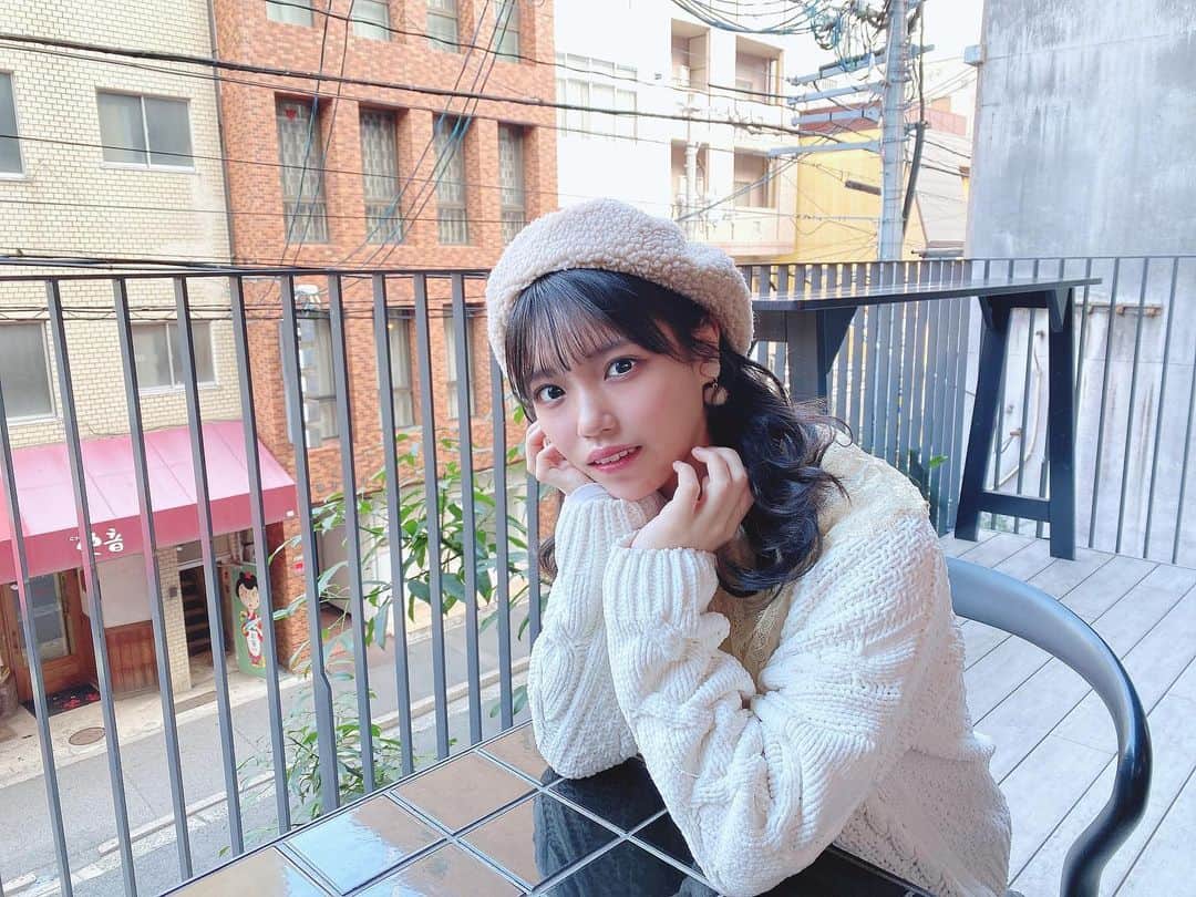 岩田陽菜のインスタグラム：「もこもこ ꒰ ᐡ｡• · •｡ᐡ ꒱🍪 ⁡ ⁡ #もこもこ#ニット#ベレー帽#つけ襟#winter#winterfashion#fashion#ヘアアレンジ#巻き髪」