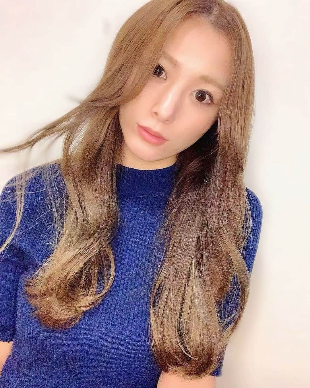 ひかりさんのインスタグラム写真 - (ひかりInstagram)「ヘアカラーとカットしにアフロートいってきたよ☺️🧡 前髪がやっといい感じの所まで伸びたから、また真ん中分け復活しました🧡 巻き方可愛い✨ 自分じゃなかなか難しいから練習しよ☺️ @afloat_world_shudo  ありがとうございました🧡 #afloathアフロート#美容室#美容院#美容#美意識#美意識向上#ロングヘアー#ワンレン#ワンレンロング」11月14日 20時40分 - piiiiiii_k