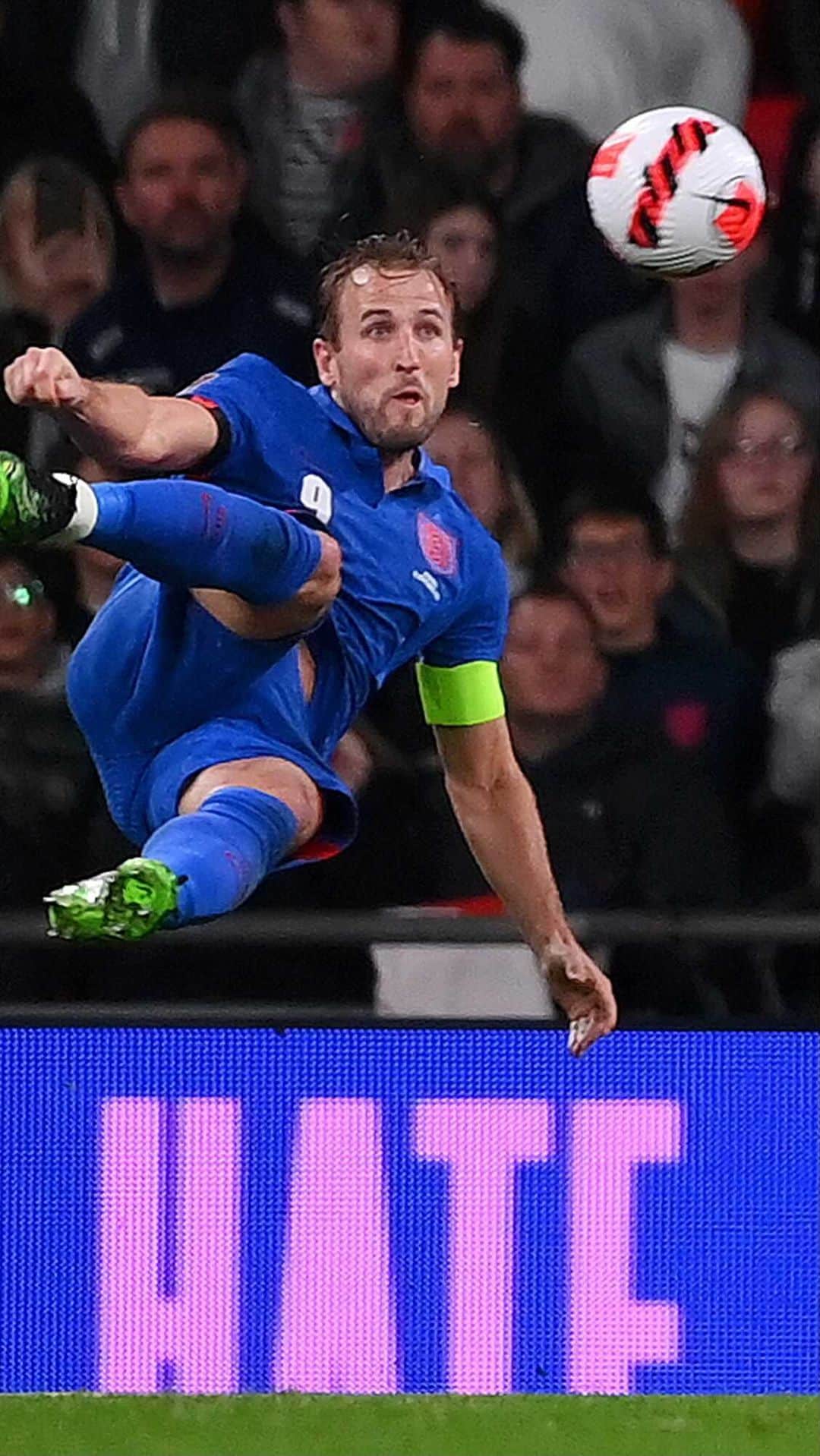 ハリー・ケインのインスタグラム：「A special way to complete the perfect hat-trick and become the #ThreeLions’ record goalscorer in competitive games!」