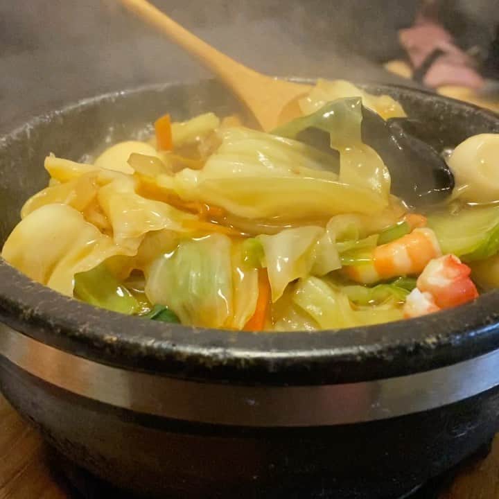 大西遥香のインスタグラム：「. ランチ🍴✨ 韓国料理が大好きな私。  先日は多来さんへ🚗 石焼海鮮餡掛け焼きそば、 目の前で餡をかけてくれるの嬉しいよね🥺  #韓国料理 #韓国 #グルメ #石焼海鮮餡掛け焼きそば #とろとろ #ジュー #新潟 #niigata #多来」