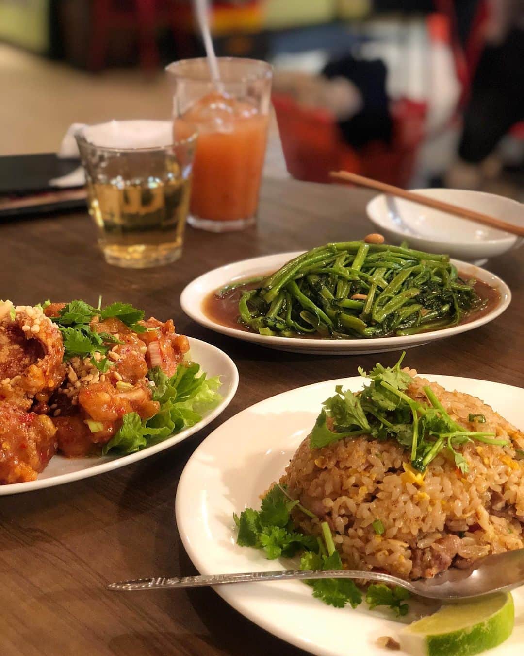 のインスタグラム：「🐘 . 大好きな思い出のお店に 久しぶりに行ってきました✨ . ここを超えるエスニック料理屋 まだ出会ったことない🥺💓 . #表参道 #原宿 #キャットストリート #チャオバンブー #タイ料理 #エスニック #空芯菜のオイスターソース炒め  #甘酢の唐揚げ #牛肉スパイシーチャーハン  #グアバジュース」