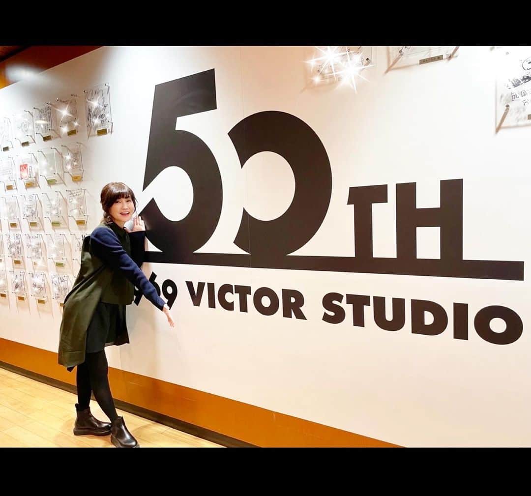 松本伊代さんのインスタグラム写真 - (松本伊代Instagram)「Victor studio  昨年の50周年を記念して Victorの壁には 豪華アーティストの皆さんの素敵なメッセージが大事に大事に飾ってあります！  私のも見つけたぞ。  豪華な方々に囲まれて 幸せでござります。  #Victor #Victorstudio #私は40周年 #12月22日発売40th記念アルバム #トレジャー・ヴォイス #treasurevoice #iyomatsumoto #松本伊代 #今日はチャーシューと煮卵うまくいった」11月14日 21時32分 - iyo14_official