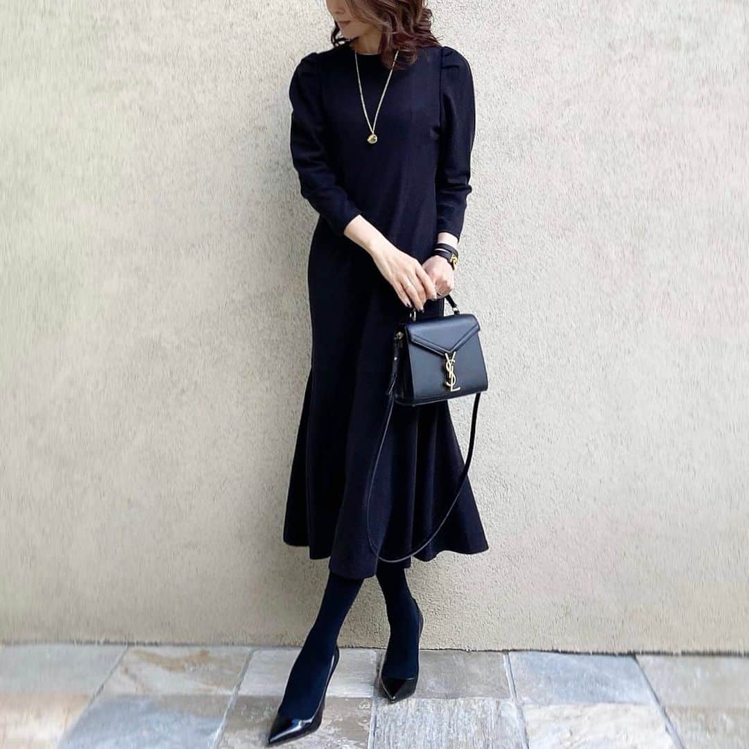 のインスタグラム：「⁡ ⁡ 𝐛𝐥𝐚𝐜𝐤×𝐰𝐡𝐢𝐭𝐞 ⁡ マーメードラインがトレンドライクな @tocco_closet のワンピ ⁡ レースの襟を付けて今っぽくもいいけど 襟なしで大人っぽく着るのが私はタイプ❤︎ ⁡ 伸縮性のあるニットソー素材で楽ちんだから 行事ごとの多いこれからのシーズンにピッタリ♩ ⁡ dress #toccocloset coat #sysorus bag #ysl pumps #louboutin ⁡ ⁡ ⁡ ⁡ ⁡ #トッコクローゼット#トッコ#tocco #toccocloset#ワンピース#ワンピコーデ」