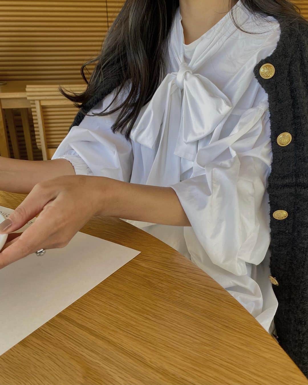 鈴木詩織のインスタグラム：「素敵なお店で友達とランチした日💐  お店の雰囲気に合わせてリボンブラウスを着てみた☺️ 後ろでもリボンをつくることができて、袖にゴムが入ってて着やすかった♡  #shiorin_styling」