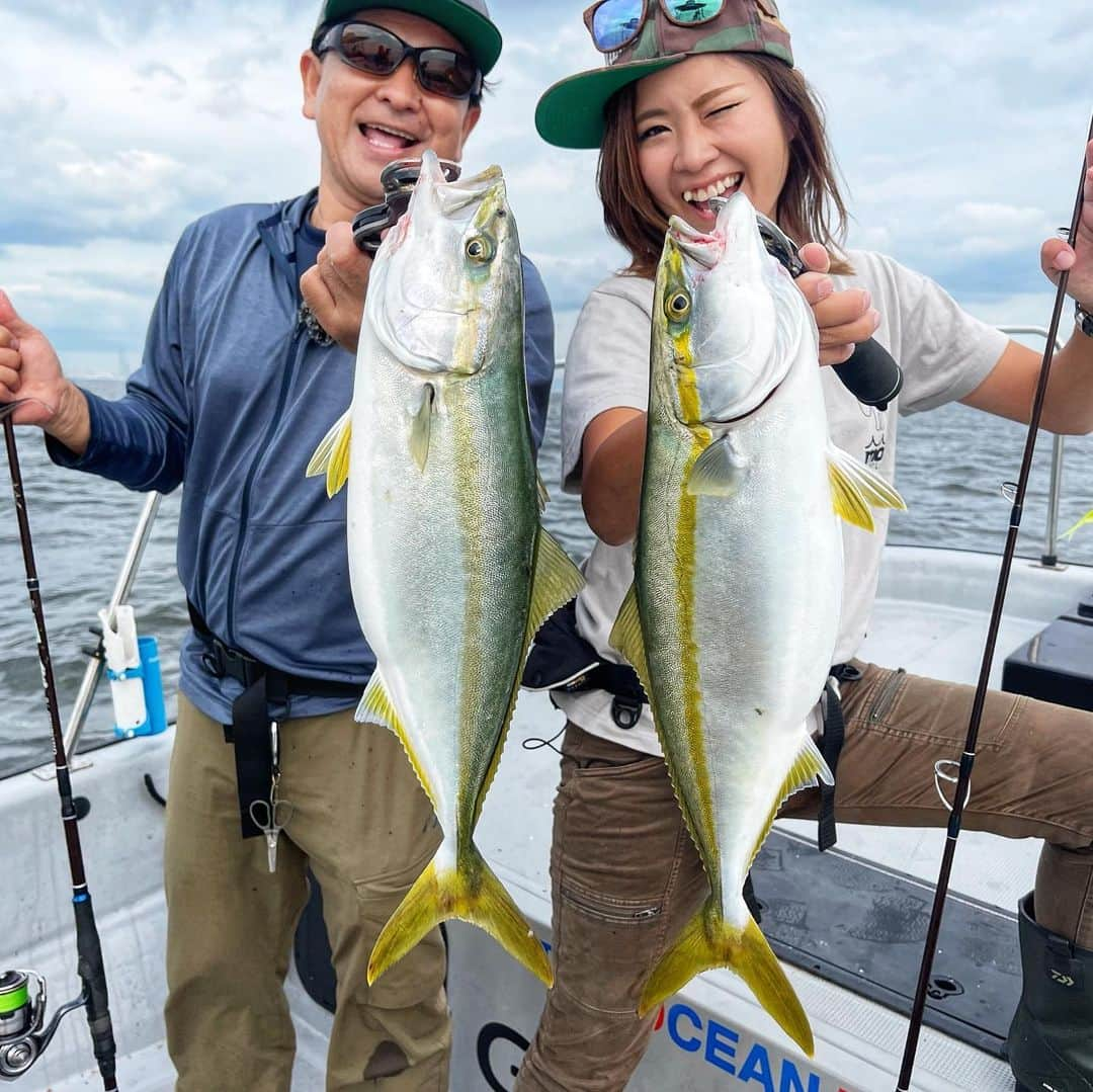 渕上万莉 さんのインスタグラム写真 - (渕上万莉 Instagram)「大阪湾のサワラ✖️青物キャスティングゲーム🛥✨  フィッシュアローの松本猛司さんと @takeshi.matsumoto.fisharrow  大阪市の人気船🛥チェイスさんで @junm2  お世話になりました🎥🎣  厳しい状況か⁉️ と予想していたんですが 行ってみるとまさかのボッコボコサワラ天国😇‼️  初めて挑戦すると言ってた松本さんですが、すぐにパターンを見つけ出して釣りまくる🔥🔥  美味しいサワラ、いっぱい持ち帰れて最高でした😍❤️  Abema TVのアプリをダウンロードすれば11/14〜誰でも視聴できるので 是非ご覧ください🙏🏽❣️  サワラの照り焼き美味しかったよ😍🙏🏽✨  #fisharrow #フィッシュアロー #フラッシュj #flashj#フラッシュjスプリット #フラッシュバイブヘッド #サワラ #サゴシ #ツララ #ツララコラボモデル #サワラロッド#ストローガイドセッティング #ストローセッティング #abematv #月刊フラッシュj @mari_fuchigami  @fisharrow_jp  #チェイス #キャスティング #xbraid  #ygk #ボートキャスティング  #大阪湾  #大阪湾釣り #釣り #魚料理  #釣った魚で料理  #釣った魚を食べる  #照り焼き  #fishing #松本猛司 さん #フッチー」11月14日 21時40分 - mari_fuchigami