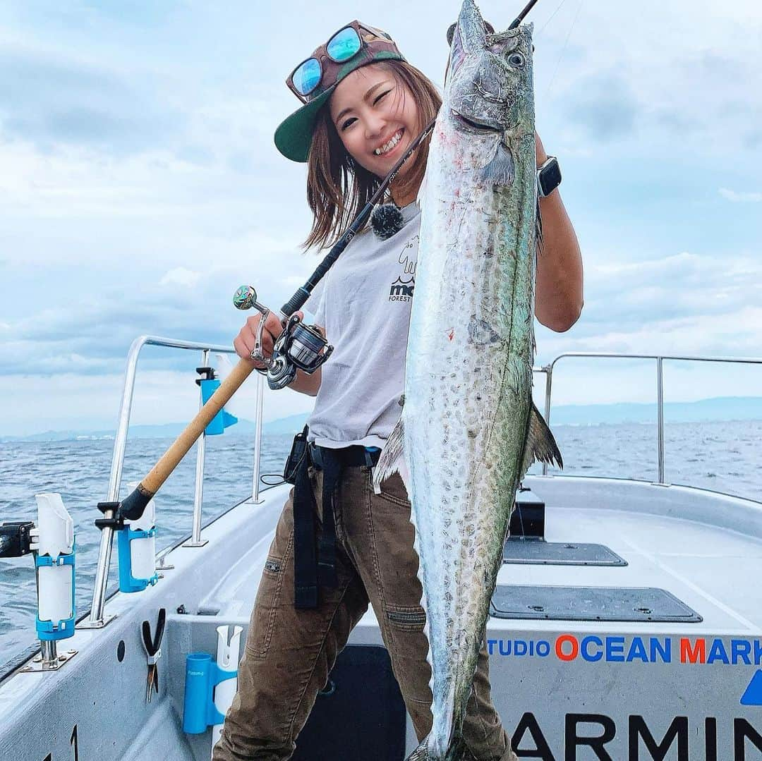 渕上万莉 さんのインスタグラム写真 - (渕上万莉 Instagram)「大阪湾のサワラ✖️青物キャスティングゲーム🛥✨  フィッシュアローの松本猛司さんと @takeshi.matsumoto.fisharrow  大阪市の人気船🛥チェイスさんで @junm2  お世話になりました🎥🎣  厳しい状況か⁉️ と予想していたんですが 行ってみるとまさかのボッコボコサワラ天国😇‼️  初めて挑戦すると言ってた松本さんですが、すぐにパターンを見つけ出して釣りまくる🔥🔥  美味しいサワラ、いっぱい持ち帰れて最高でした😍❤️  Abema TVのアプリをダウンロードすれば11/14〜誰でも視聴できるので 是非ご覧ください🙏🏽❣️  サワラの照り焼き美味しかったよ😍🙏🏽✨  #fisharrow #フィッシュアロー #フラッシュj #flashj#フラッシュjスプリット #フラッシュバイブヘッド #サワラ #サゴシ #ツララ #ツララコラボモデル #サワラロッド#ストローガイドセッティング #ストローセッティング #abematv #月刊フラッシュj @mari_fuchigami  @fisharrow_jp  #チェイス #キャスティング #xbraid  #ygk #ボートキャスティング  #大阪湾  #大阪湾釣り #釣り #魚料理  #釣った魚で料理  #釣った魚を食べる  #照り焼き  #fishing #松本猛司 さん #フッチー」11月14日 21時40分 - mari_fuchigami