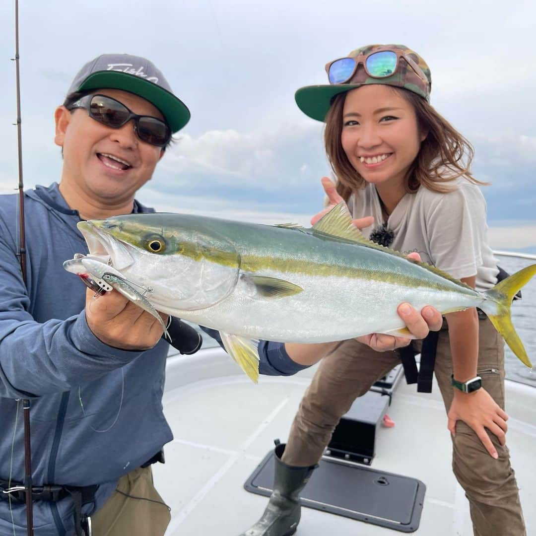 渕上万莉 さんのインスタグラム写真 - (渕上万莉 Instagram)「大阪湾のサワラ✖️青物キャスティングゲーム🛥✨  フィッシュアローの松本猛司さんと @takeshi.matsumoto.fisharrow  大阪市の人気船🛥チェイスさんで @junm2  お世話になりました🎥🎣  厳しい状況か⁉️ と予想していたんですが 行ってみるとまさかのボッコボコサワラ天国😇‼️  初めて挑戦すると言ってた松本さんですが、すぐにパターンを見つけ出して釣りまくる🔥🔥  美味しいサワラ、いっぱい持ち帰れて最高でした😍❤️  Abema TVのアプリをダウンロードすれば11/14〜誰でも視聴できるので 是非ご覧ください🙏🏽❣️  サワラの照り焼き美味しかったよ😍🙏🏽✨  #fisharrow #フィッシュアロー #フラッシュj #flashj#フラッシュjスプリット #フラッシュバイブヘッド #サワラ #サゴシ #ツララ #ツララコラボモデル #サワラロッド#ストローガイドセッティング #ストローセッティング #abematv #月刊フラッシュj @mari_fuchigami  @fisharrow_jp  #チェイス #キャスティング #xbraid  #ygk #ボートキャスティング  #大阪湾  #大阪湾釣り #釣り #魚料理  #釣った魚で料理  #釣った魚を食べる  #照り焼き  #fishing #松本猛司 さん #フッチー」11月14日 21時40分 - mari_fuchigami