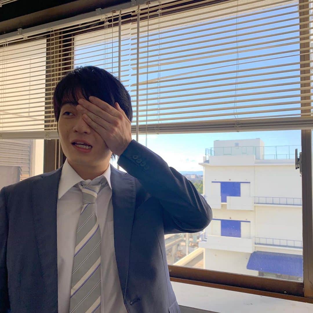 最愛のインスタグラム：「第6話は久々に藤井さんの登場…‼︎ 最愛ポーズをリクエストしたところ、視力検査になってしまいましたが、 最後はバッチリ‼︎ かっこよくキメてくれましたっ☺️❤️  藤井さんの登場でどんな展開になっていくのか…⁉︎  #最愛ドラマ #tbs #岡山天音 #最愛ポーズ #第6話11月19日夜10時」