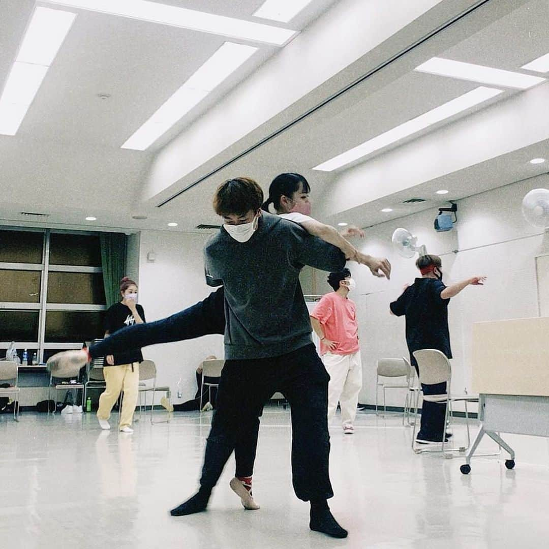 松浦景子さんのインスタグラム写真 - (松浦景子Instagram)「さぁさぁ、けっけちゃんが踊り狂う舞台のお話。  まだ本番まで1か月以上あるのに　  なんと！チケット完売日が続出している  私も出演する大人気公演  梅棒【風桶】の稽古場のこと諸々。  もろもろもろもろ。  私自身、今まで色んな舞台に出させていただきましたが こんなに体力的に激しい舞台は初めてです。  毎日刺激的でとても充実しております。  まだ観に行くか迷ってるんだよな〜というかた！  これは観ないと人生損です。  なぜなら  スーパー豪華メンバーでみんなが踊り狂って めちゃくちゃ笑える超エンターテイメントショーだから！！！  見応えしかないです。はい。正直に。  私も客席から大金払って観たいレベル。  さて私は、何役なのか・・・？？  ネタバレ厳禁なので 観にきた人しかわかりませんが  わーーーーーーーーーーーーーーーーーー！  ってなります。（語彙力冬眠中）  もしかして、松浦景子  バレエを踊りまくる？？  それとも、、、、？？？？？？  え？？！  あんなことや？！こんなこと？！  まじ？！  これやっちゃって大丈夫なの？！  は？！  想像や妄想が膨らみますね🤤  とにかく大人からお子様、ご家族で そして海外の方でも楽しめちゃう舞台です💃🕺✨  私の初めてを あなたに観てもらいたいの。うふん。  なにより  出演者、みんな仲良し❤️  びっくりする。  まだ初めましてから間もないのに  前から知り合いやったっけ？レベル。  もう千秋楽寂しいもん。。（さすがに早すぎ）  そして  渡辺みり愛ちゃんファンの皆様  ご安心ください。  私、松浦景子  めちゃくちゃ愛でてます。  というか出演者一同、みんなで愛でてます。  こんな可愛いのに  中身がおっさんで（めちゃくちゃ褒めてる）  おすすめのラーメンが『油そば』でした。  いや速攻行ったわ！！  めちゃくちゃ美味しかったわ！！！  なんやねん！！！！！！  ファンの皆様ごめんなさい。  毎日会うたびに抱きしめてます。  愛。  渡辺みり【愛】  ということで  最高のメンバーで千秋楽まで走り抜けます！ （というか置いていかれないように必死）  東京・大阪・名古屋の劇場でお待ちしております♪  待ってます💕  ▼公演情報▼  梅棒 13th “RE”WORK「風桶」 2021年12月17日（金）～30日（木） 東京都 本多劇場  2022年1月7日（金）～10日（月・祝） 大阪府 COOL JAPAN PARK OSAKA TTホール  2022年1月20日（木）・21日（金） 愛知県 名古屋市芸術創造センター  作・総合演出：伊藤今人 振付・監修：梅棒 出演：梅澤裕介、鶴野輝一、遠山晶司、塩野拓矢、天野一輝、野田裕貴、多和田任益 / 渡辺みり愛、松浦司、まりゑ、松浦景子、YOU、正安寺悠造、長谷川敬タ、eat、Naoki、hirokoboogie、ひこひこ  ⭐️詳細は【風桶】ホームページへ⭐️  🚨チケット完売日続出！お早めに！  ーーーーーーーーーーーーーーーーー  #梅棒 #風桶 #本多劇場 #TTホール #東京公演 #大阪公演 #名古屋公演 #名古屋市芸術創造センター #伊藤今人  #梅澤裕介 #鶴野輝一 #遠山晶司  #塩野拓矢 #天野一輝 #野田裕貴 #多和田任益 #渡辺みり愛 #松浦司 #まりゑ #松浦景子 #YOU #正安寺悠造 #長谷川敬タ #eat #Naoki #hirokoboogie #ひこひこ  #バレエ大好き #吉本興業 #吉本新喜劇」11月14日 21時52分 - pinkpinks13