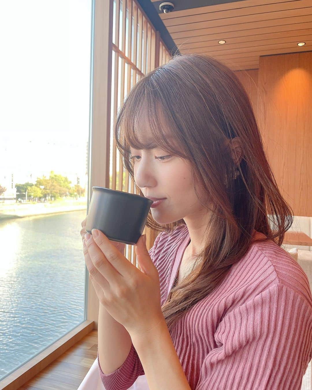 原直子さんのインスタグラム写真 - (原直子Instagram)「ヌン活☕️✨ ヌン活してきました〜💓  アフタヌーンティー活動デビュー🫖🌷 3段重ねのあの食器のお名前が分からないけど、あれが出てくるとテンション上がる💕 ドリンク飲み放題で、珍しいフルーツティーとか八女茶もあって、りんごジュースも美味しい🍎もちろんコーヒーや紅茶もあって5杯程頂きました🍵  甘いモノだけでなく、サンドイッチや 冷製スープもあるから甘いもの→しょっぱいもの→甘いもの→しょっぱいもの、と言う無限ループに自らハマりに行けるのが良いところ💓笑  おしゃべりと甘いものとお茶があれば最高に幸せですね💓  #quonriverterrace #アフタヌーンティー #アフタヌーンティー福岡 #ヌン活福岡 #福岡カフェ #福岡アフタヌーンティー #アフタヌーンティー巡り #福岡ヌン活 #福岡カフェ #中洲カフェ #川が見えるカフェ #福岡スコーン #福岡グルメ #福岡スイーツ #福岡スイーツ巡り」11月14日 21時53分 - naoko_15_hara