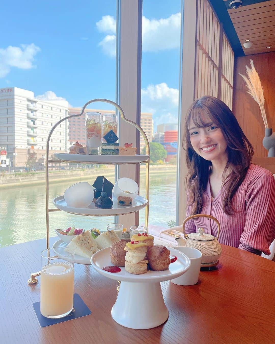 原直子さんのインスタグラム写真 - (原直子Instagram)「ヌン活☕️✨ ヌン活してきました〜💓  アフタヌーンティー活動デビュー🫖🌷 3段重ねのあの食器のお名前が分からないけど、あれが出てくるとテンション上がる💕 ドリンク飲み放題で、珍しいフルーツティーとか八女茶もあって、りんごジュースも美味しい🍎もちろんコーヒーや紅茶もあって5杯程頂きました🍵  甘いモノだけでなく、サンドイッチや 冷製スープもあるから甘いもの→しょっぱいもの→甘いもの→しょっぱいもの、と言う無限ループに自らハマりに行けるのが良いところ💓笑  おしゃべりと甘いものとお茶があれば最高に幸せですね💓  #quonriverterrace #アフタヌーンティー #アフタヌーンティー福岡 #ヌン活福岡 #福岡カフェ #福岡アフタヌーンティー #アフタヌーンティー巡り #福岡ヌン活 #福岡カフェ #中洲カフェ #川が見えるカフェ #福岡スコーン #福岡グルメ #福岡スイーツ #福岡スイーツ巡り」11月14日 21時53分 - naoko_15_hara