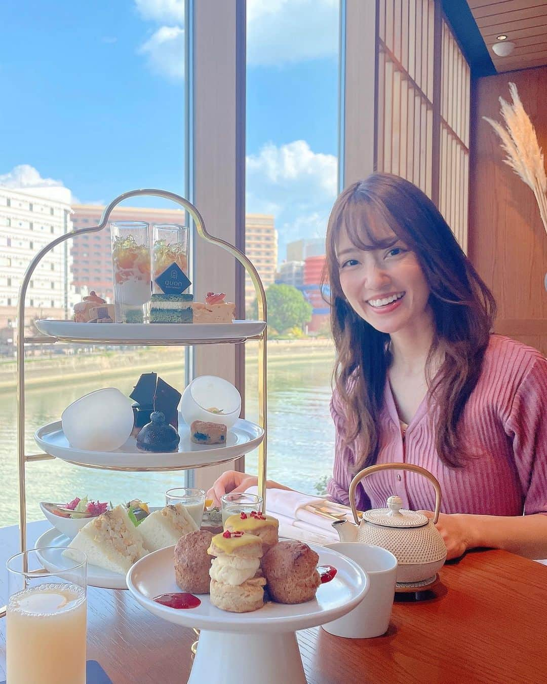 原直子さんのインスタグラム写真 - (原直子Instagram)「ヌン活☕️✨ ヌン活してきました〜💓  アフタヌーンティー活動デビュー🫖🌷 3段重ねのあの食器のお名前が分からないけど、あれが出てくるとテンション上がる💕 ドリンク飲み放題で、珍しいフルーツティーとか八女茶もあって、りんごジュースも美味しい🍎もちろんコーヒーや紅茶もあって5杯程頂きました🍵  甘いモノだけでなく、サンドイッチや 冷製スープもあるから甘いもの→しょっぱいもの→甘いもの→しょっぱいもの、と言う無限ループに自らハマりに行けるのが良いところ💓笑  おしゃべりと甘いものとお茶があれば最高に幸せですね💓  #quonriverterrace #アフタヌーンティー #アフタヌーンティー福岡 #ヌン活福岡 #福岡カフェ #福岡アフタヌーンティー #アフタヌーンティー巡り #福岡ヌン活 #福岡カフェ #中洲カフェ #川が見えるカフェ #福岡スコーン #福岡グルメ #福岡スイーツ #福岡スイーツ巡り」11月14日 21時53分 - naoko_15_hara