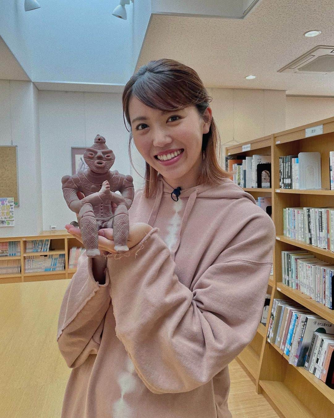 彩香のインスタグラム：「＊ JOMON遺跡探訪☆ ロケに行かせていただきました🙌🏻 縄文は知れば知るほど面白いし、これはどうなってたんだろうと疑問も生まれてきて、ほんと魅力に溢れているな〜と思いますね…😌☝🏻 見てくださった方、ありがとうございました！！ ＊ ＊ ＊ #青森朝日放送 #縄文 #縄文遺跡群 #土偶  #マークスタイラーアウトレットproducebyallspice  @sakurano_hirosaki」