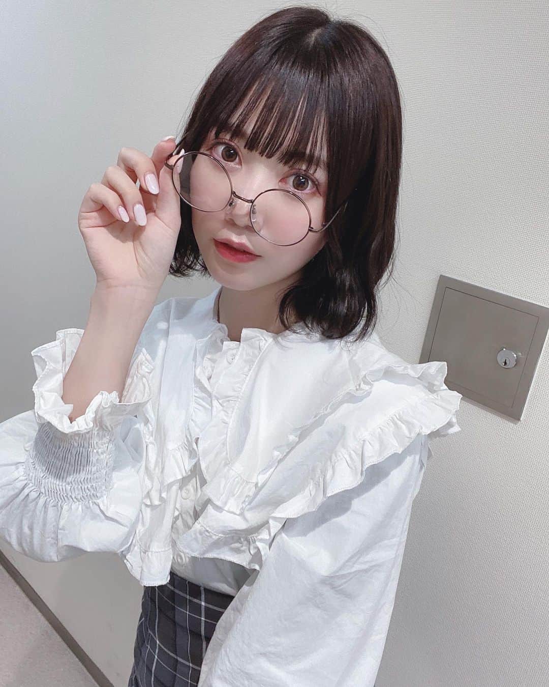 白瀬乃愛のインスタグラム：「・ ・ 最近ほしい服だらけ 👓🍂🍁」