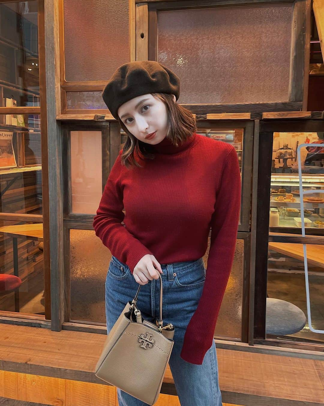 Julia Castroさんのインスタグラム写真 - (Julia CastroInstagram)「赤が1番可愛く着られる季節❤️ . #autumn #fall #fallfashion  #ootd #outfit #outfitoftheday  #UNIQLOコーデ #秋服 #秋ファッション #ベレー帽 #赤セーター #julifashion」11月14日 22時07分 - julia.c.0209