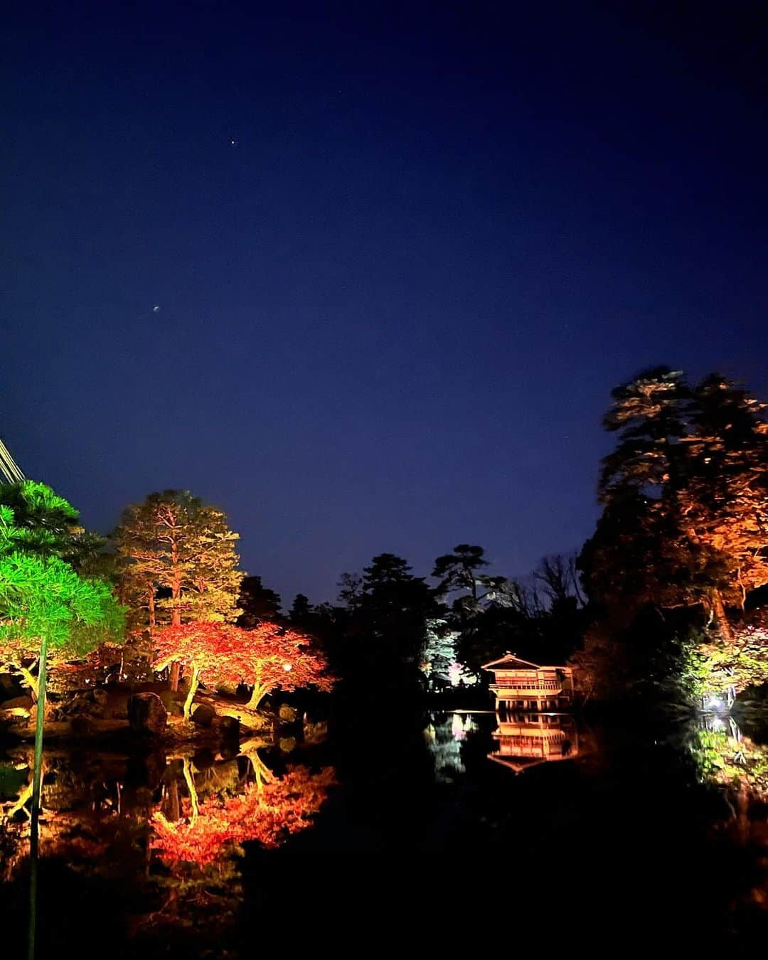 駒田奈美さんのインスタグラム写真 - (駒田奈美Instagram)「・ ・ ・ 『夜の兼六園』 ・ ・ 金沢へ… ・ ・ ライトアップされた兼六園 ・ ・ 冬の訪れを告げる風物詩の雪吊りや 内橋亭などが霞が池に映り込み美しい… ・ ・ 時が経つのを忘れてしまいました ・ ・ ・ #駒田奈美#モデル#アラフィフ#美魔女#金沢#金沢旅行#旅#旅行#北陸#兼六園#ライトアップ#雪吊り#内橋亭#庭園#三大庭園#夜#美しい#冬#風物詩」11月14日 22時23分 - nami.komada