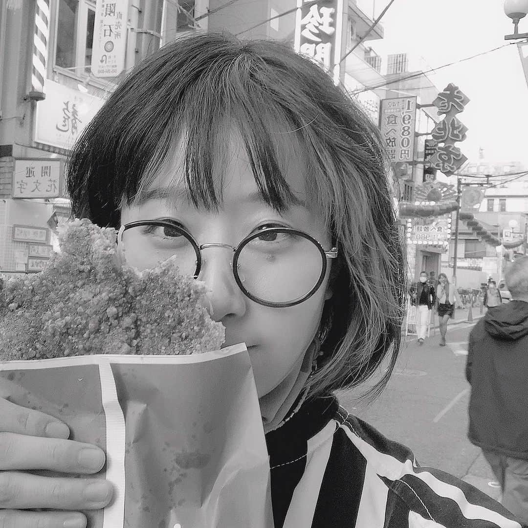 のインスタグラム：「でかいやつの裏に潜む会 たべすぎたなり おぱちお😮‍💨げふ  #横浜中華街 #おっきいチキン #おっきい肉まん #背景 #友情出演しがち」